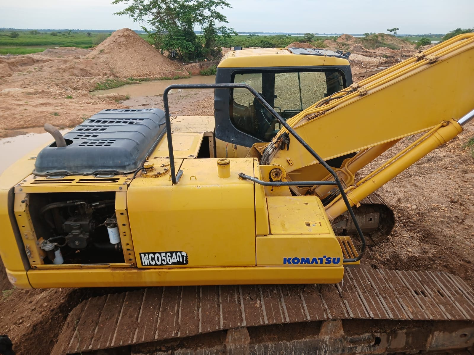 Excavadora en obra atendida por Servirefriauto