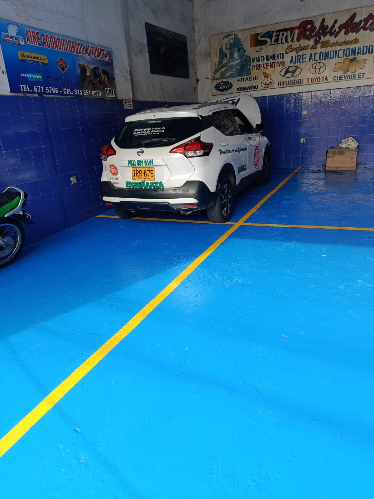 Nissan Kicks en la bahía de servicio de Servirefriauto en Bucaramanga
